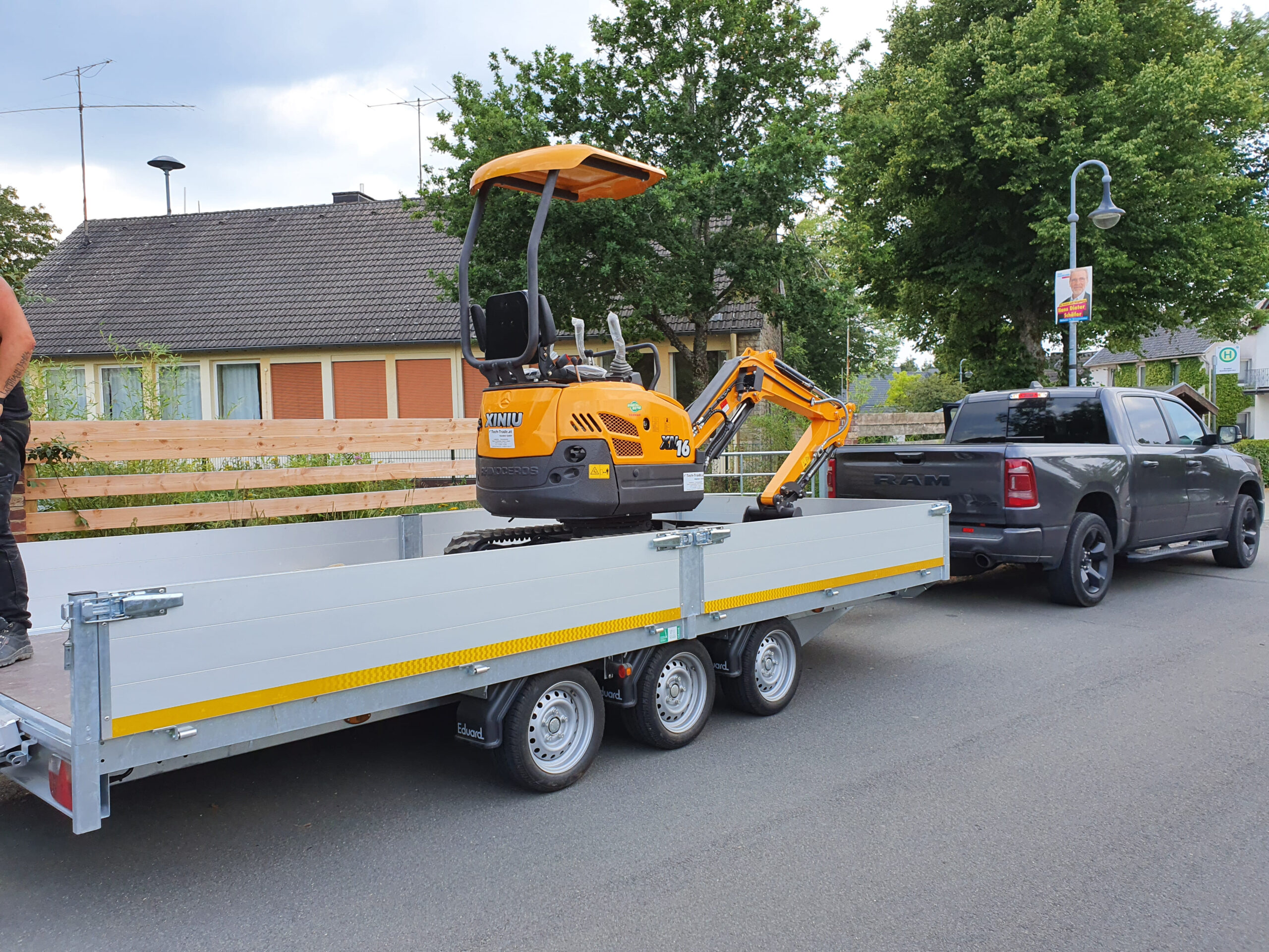 Minibagger auf Anhänger Transportieren