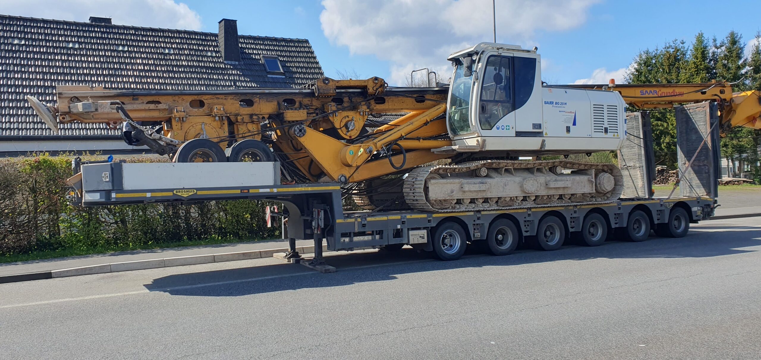 20240423 114233 scaled Schwere Maschinen erfordern starke Begleitung - das wurde kürzlich auf einer Baustelle im Kreis Euskirchen deutlich, als ein MAN TGX 500 Lkw an seine Grenzen stieß. Die Ursache? Ein massives Drehbohrgerät der BAUER Maschinen GmbH, das seinen Einsatzort erreichen sollte.