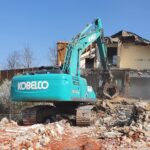 Abbruch Baustelle Kobelco Bagger beim Abriss