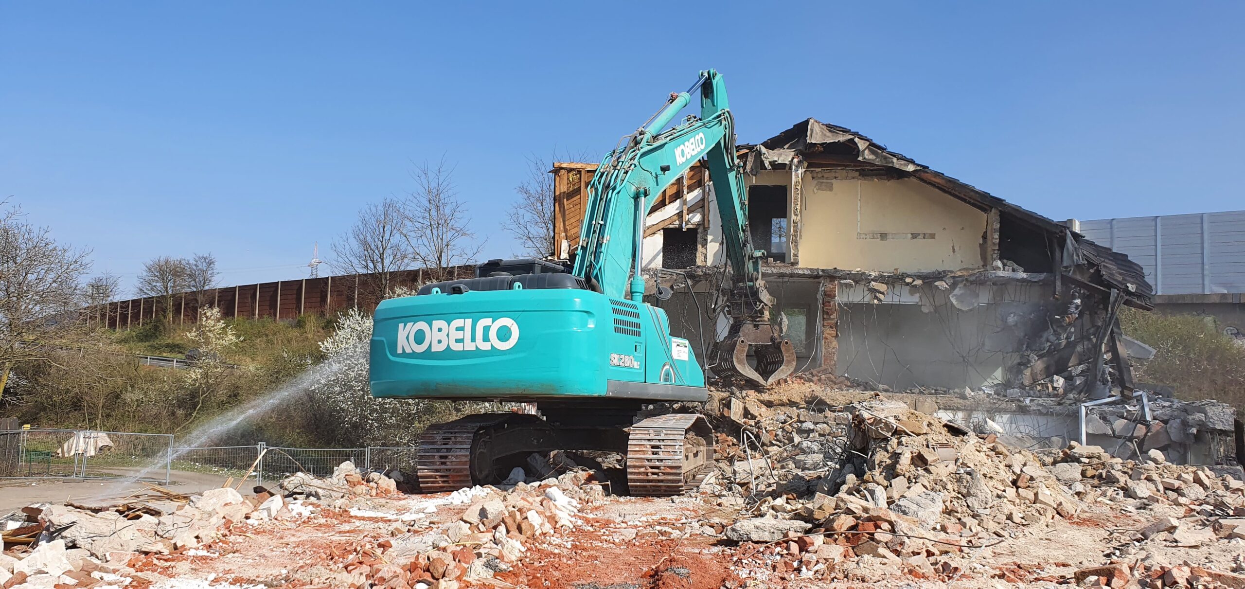 Abbruch Baustelle Kobelco Bagger beim Abriss