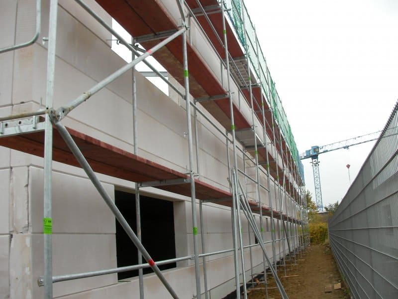 Bild Foto Aufgebautes Fassadengerüst an einer Halle Neubau in Pulheim bei Köln