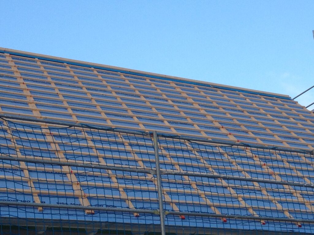 Dachdeckerschutzgerüst Netz und Dachlatten auf Dachfolie
