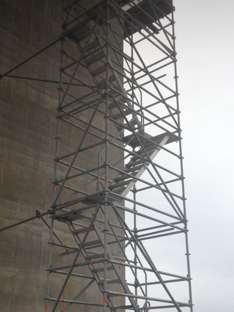 Gerüstturm - Treppengerüst hier am Pfeiler einer Brücke - Brücken Neubau