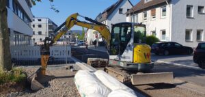 Wacker Neuson EZ 36 Minibagger: Effizienter Einsatz im Straßenbau Der Wacker Neuson EZ 36 Minibagger zeigt seine Stärke beim Straßenbau. Diese kompakte und wendige Maschine ist ideal für präzise und effiziente Arbeiten auf engem Raum. Mit seiner fortschrittlichen Technik und robusten Bauweise unterstützt der EZ 36 Bauunternehmen dabei, Projekte schnell und zuverlässig abzuschließen.