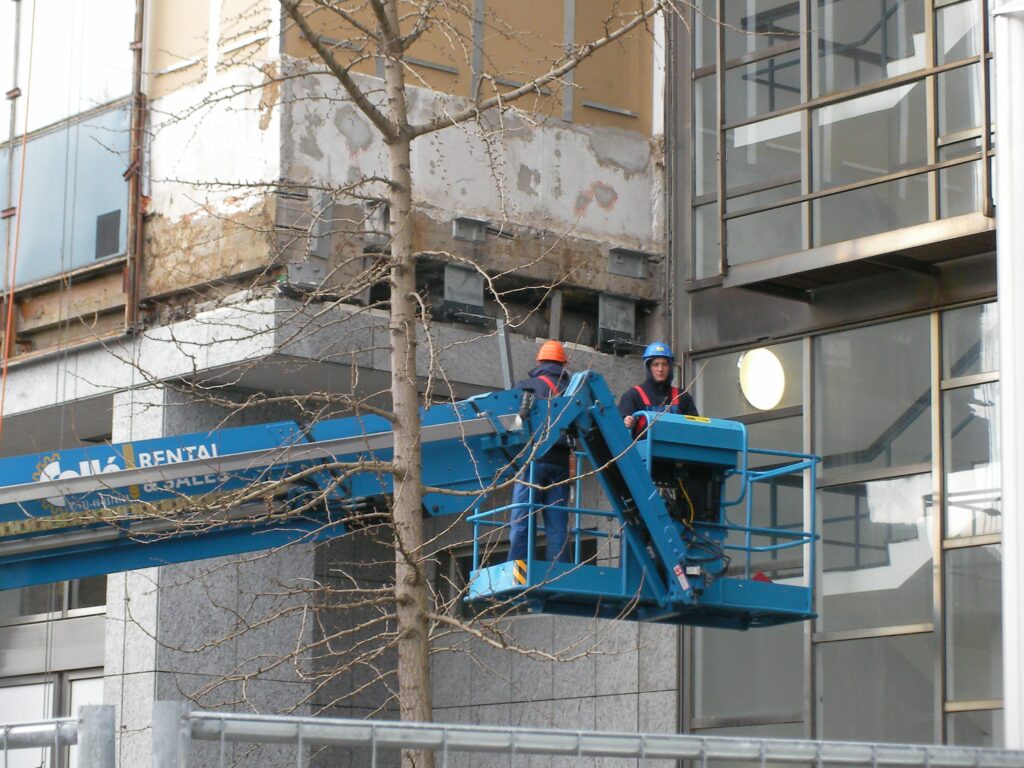 Colle Rental Arbeitsbuehne Arbeitsbühnen sind unverzichtbare Hilfsmittel für Arbeiten in der Höhe. Diese mobilen Plattformen ermöglichen es, sicher und effizient Aufgaben in luftiger Höhe zu erledigen. Sie finden Anwendung in Bau, Handwerk und Industrie, können aber auch von Privatleuten genutzt werden, etwa für Renovierungsarbeiten. Doch welche Arten von Arbeitsbühnen gibt es, für welche Tätigkeiten sind sie geeignet, und welche Sicherheitsmaßnahmen müssen beachtet werden?