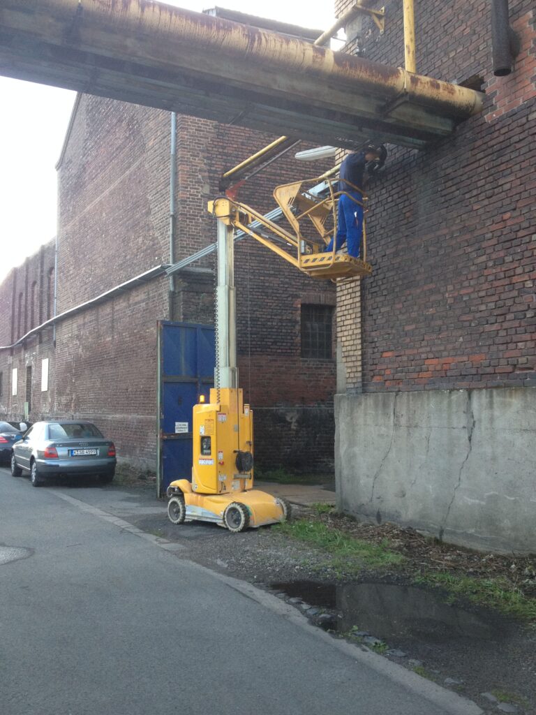 Mast oder Vertikalbuehne Arbeitsbühnen sind unverzichtbare Hilfsmittel für Arbeiten in der Höhe. Diese mobilen Plattformen ermöglichen es, sicher und effizient Aufgaben in luftiger Höhe zu erledigen. Sie finden Anwendung in Bau, Handwerk und Industrie, können aber auch von Privatleuten genutzt werden, etwa für Renovierungsarbeiten. Doch welche Arten von Arbeitsbühnen gibt es, für welche Tätigkeiten sind sie geeignet, und welche Sicherheitsmaßnahmen müssen beachtet werden?