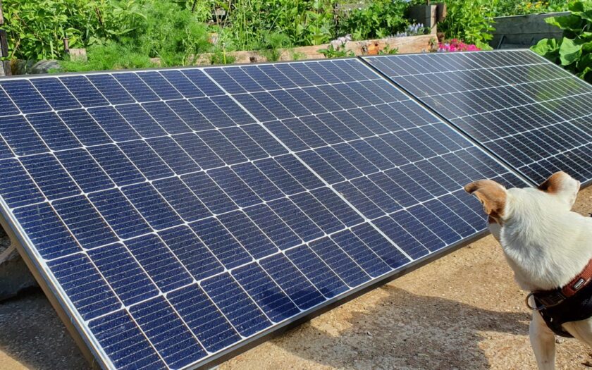 Balkonkraftwerk im Garten aufgestellt Seit fast zwei Jahren baue und optimiere ich nun mein eigenes Balkonkraftwerk mit Speicher. Mein Ziel war es immer, die Grundlast meines Hauses auch in der Nacht mit selbst erzeugtem Solarstrom abzudecken. Heute möchte ich euch die Lösung zeigen, die ich mit einem 24V- sowie einem 48V-System umgesetzt habe. Dabei geht es nicht nur um die Nachteinspeisung, sondern auch um eine zuverlässige Nulleinspeisung tagsüber, sodass wirklich alles selbst genutzt wird.