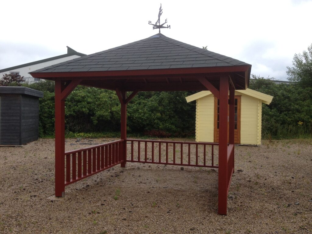 Garten Pavilion aus Holz 1 Nach der Fertigstellung unseres Hauses mit einer schönen Fassade steht nun die Gestaltung des Außenbereichs an. Mit der Hilfe des erfahrenen Teams von Gartenbau Geretsried planen wir sowohl den hinteren Garten als auch den Vorgarten. Unser Ziel ist es, eine einzigartige Mischung aus naturnahem Lebensraum und luxuriöser Funktionalität zu schaffen.