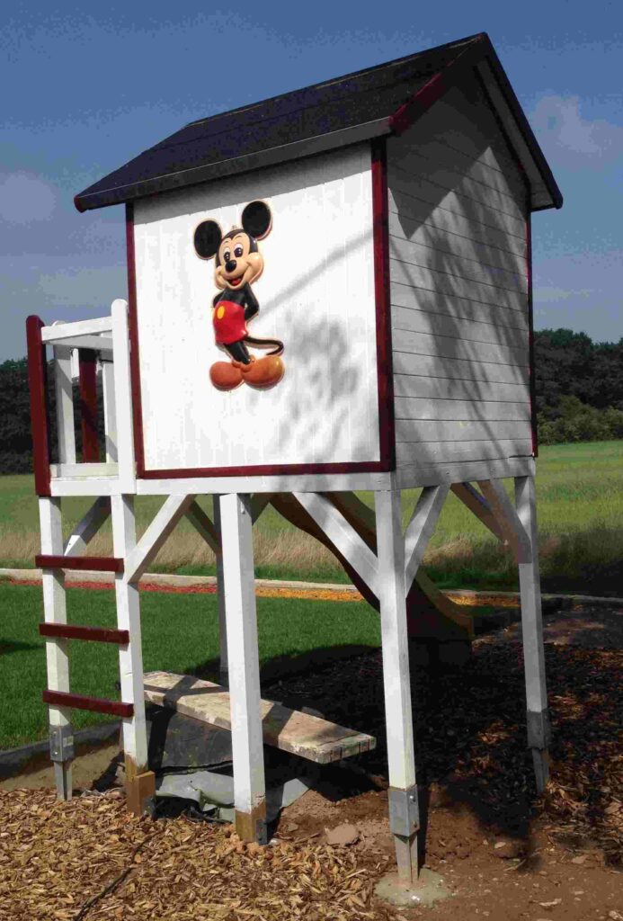 Spielturm Garten Kinder Nach der Fertigstellung unseres Hauses mit einer schönen Fassade steht nun die Gestaltung des Außenbereichs an. Mit der Hilfe des erfahrenen Teams von Gartenbau Geretsried planen wir sowohl den hinteren Garten als auch den Vorgarten. Unser Ziel ist es, eine einzigartige Mischung aus naturnahem Lebensraum und luxuriöser Funktionalität zu schaffen.