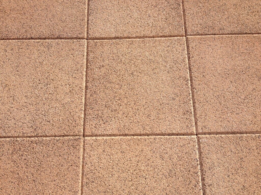 Terrassenplatten Beige Rauh Unsere Terrasse vor dem Wohnzimmer hat uns über 16 Jahre lang treue Dienste geleistet. Doch inzwischen zeigen sich deutliche Verschleißerscheinungen: Pflastersteine haben sich gesenkt, was auf die Entscheidung zur Verlegung auf Split und nicht auf Beton zurückzuführen ist.