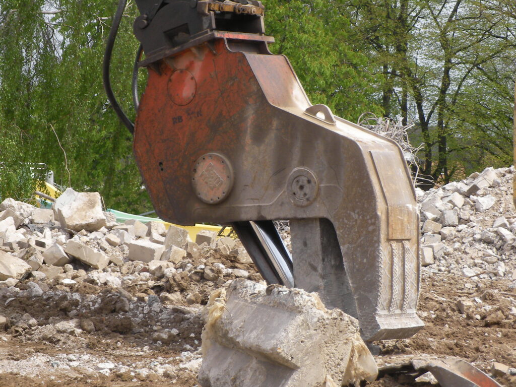 abbruchzange zerbricht einen betonbroken Nachhaltigkeit ist längst kein Trend mehr, sondern eine Notwendigkeit, die die Baubranche maßgeblich beeinflusst. Der Druck, umweltfreundlicher zu agieren, motiviert Unternehmen und Forscher gleichermaßen, neue Lösungen zu entwickeln. Innovative Materialien rücken dabei in den Fokus, um ökologische, ökonomische und soziale Aspekte beim Bauen miteinander zu verbinden. Mit neuen Technologien und zukunftsweisenden Werkstoffen kann nicht nur das Klima geschont, sondern auch die Langlebigkeit von Bauwerken maximiert werden. Gleichzeitig bieten diese Materialien die Möglichkeit, anpassungsfähiger und effizienter auf die Herausforderungen des modernen Bauens zu reagieren, indem sie sowohl den äußeren Einflüssen als auch den steigenden Anforderungen der Nutzer gerecht werden. In diesem Artikel werfen wir einen detaillierten Blick auf moderne Materialentwicklungen und ihre Bedeutung für zukunftsorientiertes Bauen.