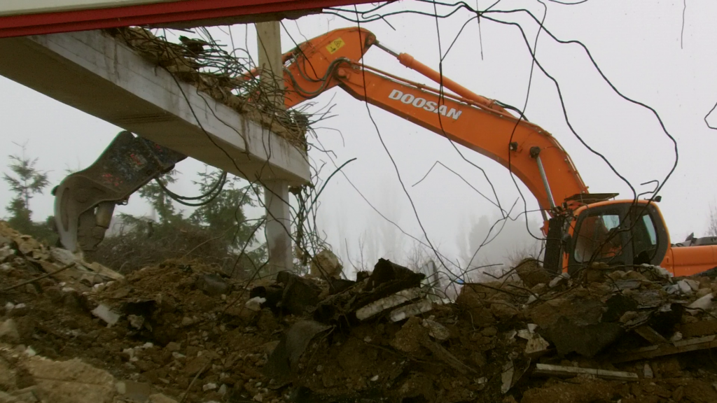 doosan mit abbruchzang Nachhaltigkeit ist längst kein Trend mehr, sondern eine Notwendigkeit, die die Baubranche maßgeblich beeinflusst. Der Druck, umweltfreundlicher zu agieren, motiviert Unternehmen und Forscher gleichermaßen, neue Lösungen zu entwickeln. Innovative Materialien rücken dabei in den Fokus, um ökologische, ökonomische und soziale Aspekte beim Bauen miteinander zu verbinden. Mit neuen Technologien und zukunftsweisenden Werkstoffen kann nicht nur das Klima geschont, sondern auch die Langlebigkeit von Bauwerken maximiert werden. Gleichzeitig bieten diese Materialien die Möglichkeit, anpassungsfähiger und effizienter auf die Herausforderungen des modernen Bauens zu reagieren, indem sie sowohl den äußeren Einflüssen als auch den steigenden Anforderungen der Nutzer gerecht werden. In diesem Artikel werfen wir einen detaillierten Blick auf moderne Materialentwicklungen und ihre Bedeutung für zukunftsorientiertes Bauen.