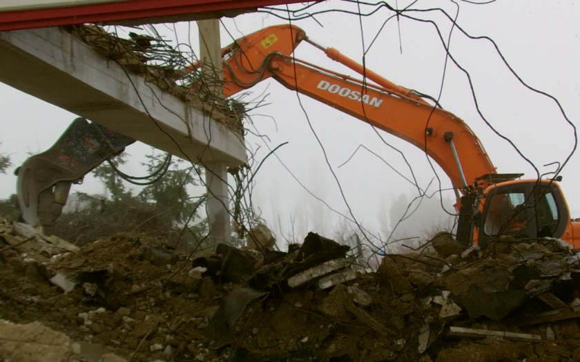 doosan mit abbruchzang Nachhaltigkeit ist längst kein Trend mehr, sondern eine Notwendigkeit, die die Baubranche maßgeblich beeinflusst. Der Druck, umweltfreundlicher zu agieren, motiviert Unternehmen und Forscher gleichermaßen, neue Lösungen zu entwickeln. Innovative Materialien rücken dabei in den Fokus, um ökologische, ökonomische und soziale Aspekte beim Bauen miteinander zu verbinden. Mit neuen Technologien und zukunftsweisenden Werkstoffen kann nicht nur das Klima geschont, sondern auch die Langlebigkeit von Bauwerken maximiert werden. Gleichzeitig bieten diese Materialien die Möglichkeit, anpassungsfähiger und effizienter auf die Herausforderungen des modernen Bauens zu reagieren, indem sie sowohl den äußeren Einflüssen als auch den steigenden Anforderungen der Nutzer gerecht werden. In diesem Artikel werfen wir einen detaillierten Blick auf moderne Materialentwicklungen und ihre Bedeutung für zukunftsorientiertes Bauen.